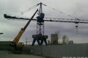 ремонт башенного крана с помощью автокрана